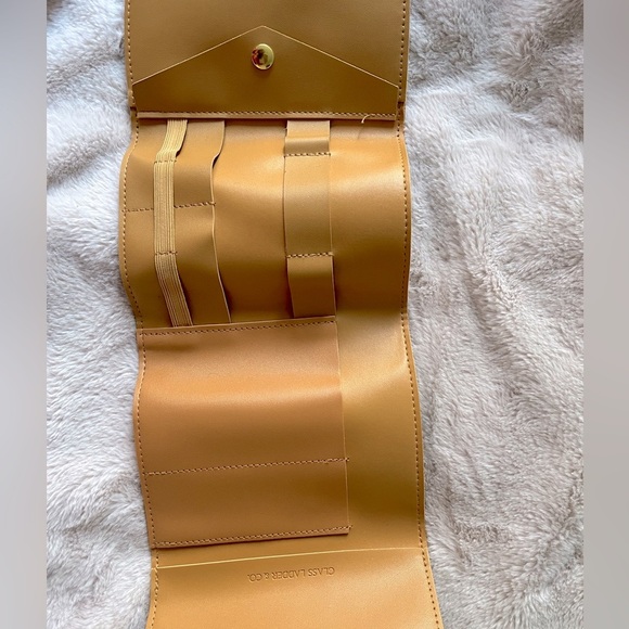 {NOT FOR SALE} Glass Ladder and Co Katherine Tech Organizer Roll - Picture 5 of 11